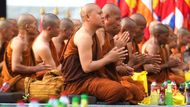 Během slavnosti Vesak se mniši v chrámu Borobudur noří do modliteb a meditací, které mohou trvat celou noc. Tento akt ztišení a duchovní praxe připomíná okamžik, kdy Buddha dosáhl osvícení pod stromem bódhi. Modlitby jsou často doprovázeny zpěvem manter a klidným chůzovým rituálem zvaným pradakšina.