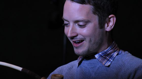 Elijah Wood právě dostal indiánskou dýmku.