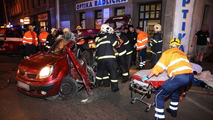 Opilý řidič v Praze najel do zdi, jeden mrtvý