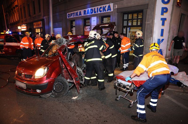 Opilý řidič v Praze najel do zdi