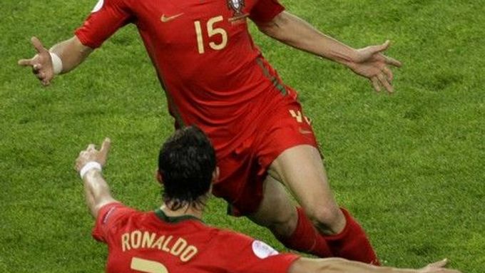 Portugalský obránce Pepe slaví branku do sítě Turecka.