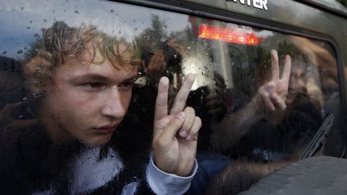 Demonstrant v Minsku.