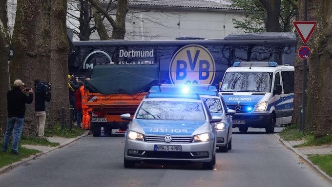 Autobus fotbalistů Dortmundu po bombovém útoku.