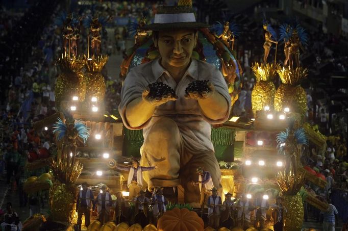 Revellers from the Vila Isabel samba school participate in the annual Carnival parade in Rio de Janeiro's Sambadrome, February 12, 2013. REUTERS/Ricardo Moraes (BRAZIL - Tags: SOCIETY) Published: Úno. 12, 2013, 8:03 dop.