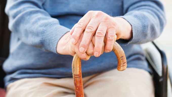 Největší problémy dělá zaplacení nájmu ovdovělým seniorkám a seniorům (ilustrační foto).