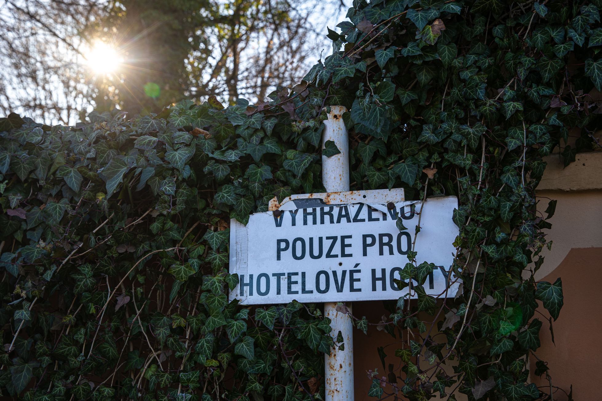 Zámek Štiřín v obci Kamenice v okrese Praha-východ, patřící momentálně ÚZSM, je k prodeji