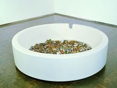 Damien Hirst: Necropolis/Pohřebiště, 1996 (sklolaminát, pěna a obsah popelníku Diam; průměr 243,2 cm, výška 66 cm)