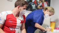 "Mám rád věci spojené se Slavií," kvituje Marek očkovací centrum v Edenu. "Navíc proočkovanost není tak vysoká, jak by měla být, takže jakýkoliv krok, který vede k tomu, aby se to lidem více zpřístupnilo nebo zatraktivnilo, je správný," myslí si fanoušek, který přišel jako první na řadu.