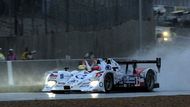 Stefan Mücke s Lolou-Judd předjíždí jednoho ze soupeřů při kvalifikaci na Le Mans.