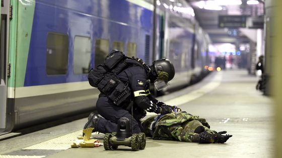 Foto: Pařížské metro obsadili těžkooděnci. Trénovali na fotbalové Euro