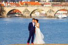 Číňané se fotí v Praze ve svatebním. Jsou ochotni zaplatit až sto tisíc korun