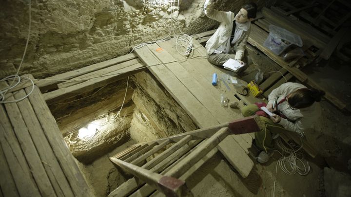 Nahlédněte "pod ruce" českým egyptologům. Jejich výzkum v Abúsíru slaví 100 let