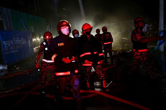 Požár v potravinářském podniku u bangladéšské metropole Dháky.