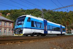 Na hlavní trati na jihu Čech kvůli poruše stály vlaky
