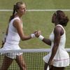 Petra Kvitová v semifinále Wimbledonu 2010 gratuluje vítězce Sereně Williamsové