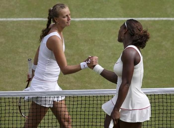 Petra Kvitová v semifinále Wimbledonu 2010 gratuluje vítězce Sereně Williamsové
