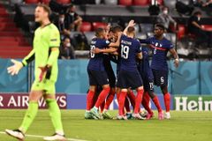 Francie - Německo 1:0. Světoví šampioni vstoupili do ME vítězně díky vlastnímu gólu