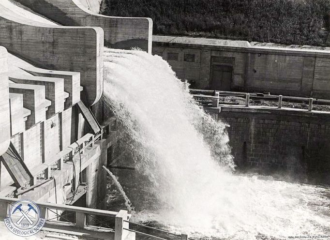 Přepad přehrady Lipno v činnosti.. Snímek z roku 1961.