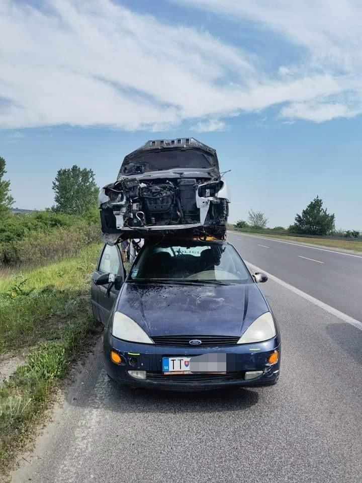 auto převáželo ohořelý vrak Slovensko
