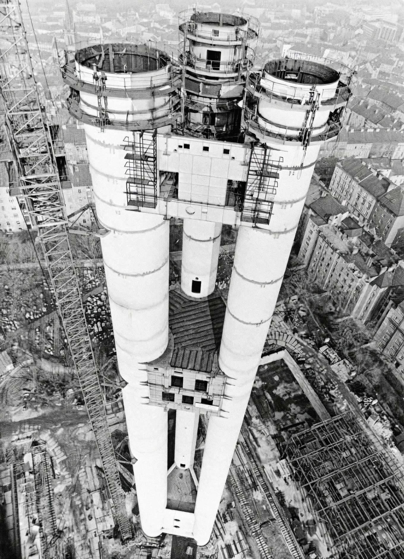 Jednorázové užití / Fotogalerie / Před 35 lety se začal stavět 216 metrů vysoký vysílač na pražském Žižkově