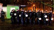 Policie hodinu a půl před výkopem vyzvala diváky, aby urychleně, ale bez paniky opustili stadion.