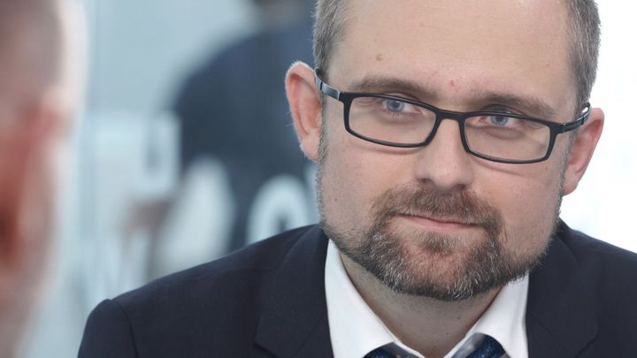 Jak se v Česku zneužívají eurofondy. Ptejte se pirátského europoslance Mikuláše Peksy