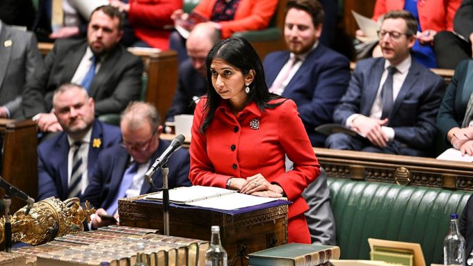 Britská ministryně vnitra Suella Bravermanová v parlamentu představila zákon o nelegální migraci.
