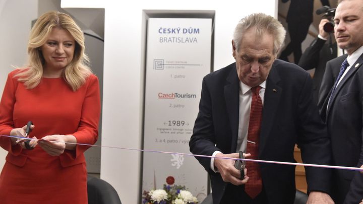 Zeman a Čaputová otevřeli v Bratislavě Český dům. Patří miliardáři Chrenkovi