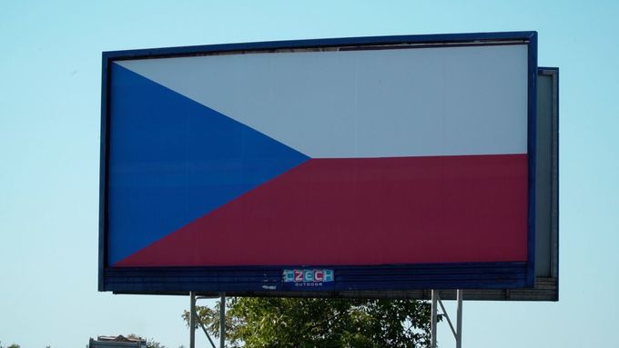 Billboardy rozptylují řidiče méně než výhled na hrad nebo na Ještěd, říká Lukáš Váňa, mluvčí Svazu provozovatelů venkovní reklamy.