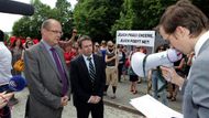 Důvodem je úmysl více otevřít trh práce pro české uchazeče, tvrdí zástupci MPSV. Demonstranti argumentují, že dopadem nařízení utrpí újmu především cizinci, kteří pracovat chtějí, zatímco Češi, kterým vyhovovalo zůstat na podpoře, do práce stejně nepůjdou.