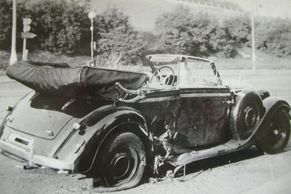 Foto: Heydrichův mercedes je rozebrán na součástky