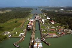 Rozšířený Panamský kanál se otevírá po devítileté rekonstrukci, projela první nákladní loď