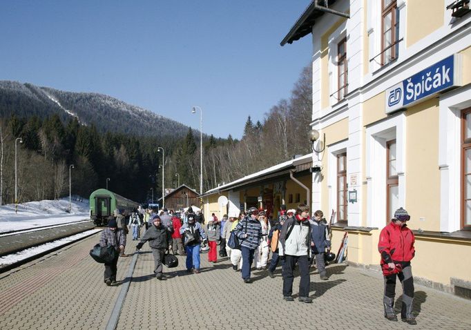 Nebo šumavské nádraží Špičák, kam v zimě značná část lyžujících Plzeňáků a Klatováků jezdí rovnou v přeskáčích či běžkových botách. Terény jsou hned na dosah.