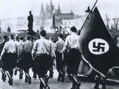 Češi se zlobili, plakali, nadávali, Němci žijící v Praze jásali. Němečtí studenti 15. března oblékli uniformy a vyrazili na Hrad