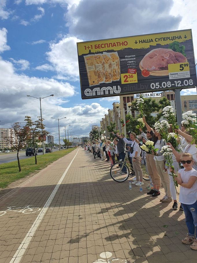 Běloruské ženy protestují proti policejnímu násilí proti demonstrantům.