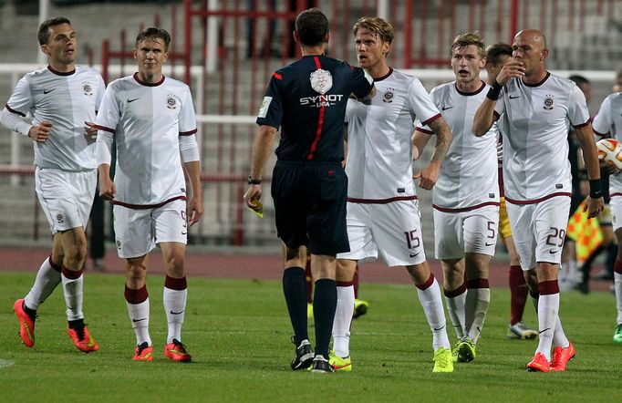 Dukla vs. Sparta, utkání Synot ligy (Kováč, sudí Kovařík)