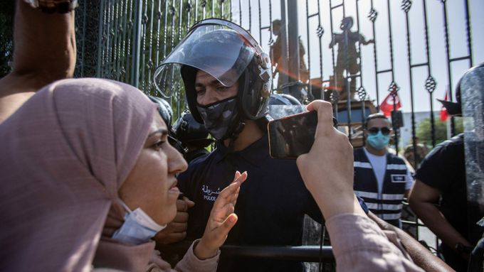Letos v červenci tuniský prezident Kaïs Saïed odvolal vládu a pozastavil fungování parlamentu. Převrat vyvolal demonstrace (na snímku).