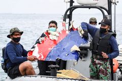 V Indonésii nalezli trup havarovaného letadla, těla i černé skříňky