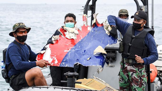 Pracovníci indonéského námořnictva přivážejí trosky, které zřejmě pocházejí ze zříceného letadla společnosti Sriwijaya Air