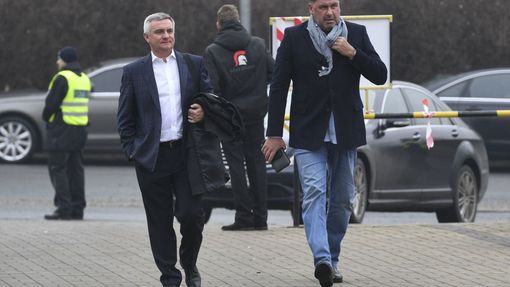 Vratislav Mynář a Martin Nejedlý při příchodu do volebního štábu Miloše Zemana.