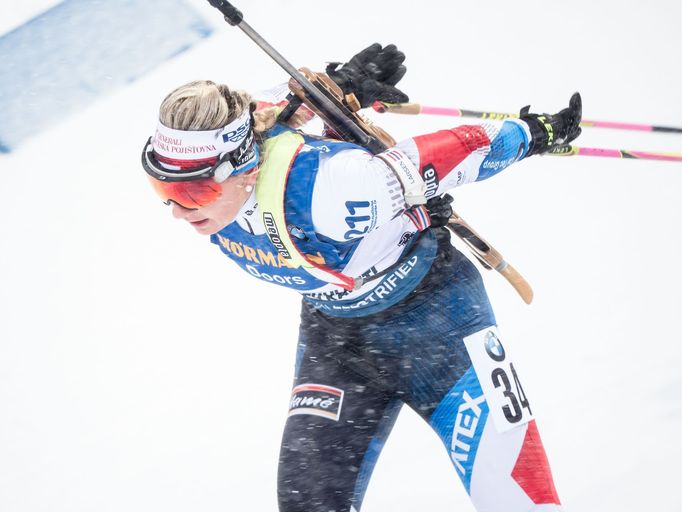 Lucie Charvátová ve sprintu SP v Kontiolahti