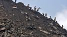 Locals collect coal from the dump site of an open coal field at Dhanbad district in the eastern Indian state of Jharkhand September 19, 2012. With oil and gas output disappointing and hydropower at full throttle, Asia's third-largest economy still relies on coal for most of its vast energy needs. About 75 percent of India's coal demand is met by domestic production and, according to government plans, that won't change over the next five years. Picture taken September 19, 2012. To match INDIA-COAL/ REUTERS/Ahmad Masood (INDIA - Tags: BUSINESS EMPLOYMENT ENERGY SOCIETY ENVIRONMENT) Published: Říj. 21, 2012, 10:12 odp.