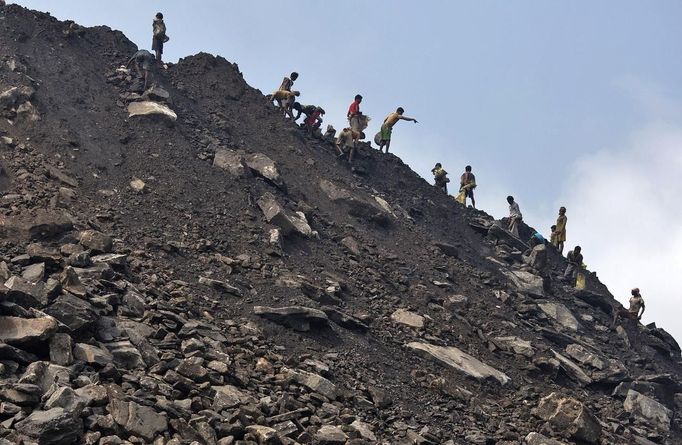 Locals collect coal from the dump site of an open coal field at Dhanbad district in the eastern Indian state of Jharkhand September 19, 2012. With oil and gas output disappointing and hydropower at full throttle, Asia's third-largest economy still relies on coal for most of its vast energy needs. About 75 percent of India's coal demand is met by domestic production and, according to government plans, that won't change over the next five years. Picture taken September 19, 2012. To match INDIA-COAL/ REUTERS/Ahmad Masood (INDIA - Tags: BUSINESS EMPLOYMENT ENERGY SOCIETY ENVIRONMENT) Published: Říj. 21, 2012, 10:12 odp.