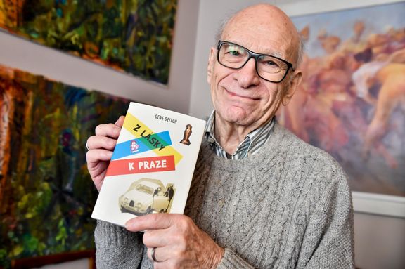 Gene Deitch na snímku z roku 2018 s českým vydáním své knihy Z lásky k Praze.