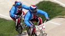 České bikrosařky Romana Labounková (3) a Aneta Hladíková (52) jedou v kvalifikaci BMX na OH 2012 v Londýně.