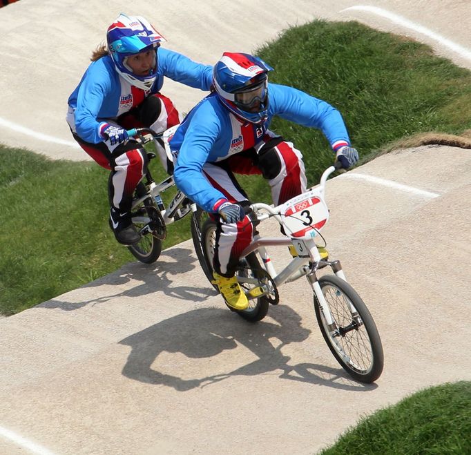 České bikrosařky Romana Labounková (3) a Aneta Hladíková (52) jedou v kvalifikaci BMX na OH 2012 v Londýně.