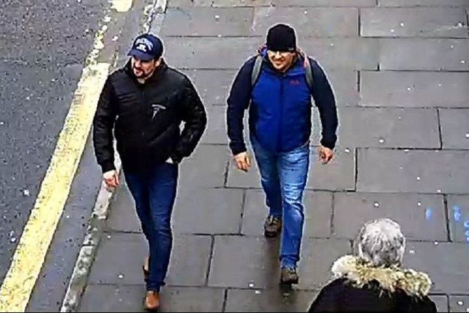 Snímky dvou Rusů, kteří měli otrávit Sergeje Skripala, ze 4. března 2018 v Salisbury.