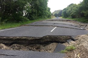 Foto: Země na Novém Zélandu se znovu otřásla, poškozeny jsou domy i silnice