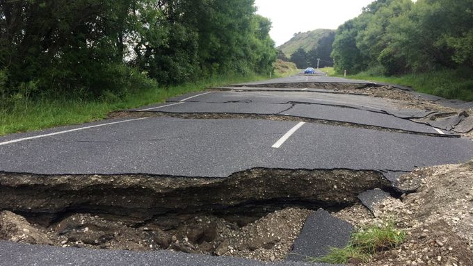 Zemětřesení poškodilo hlavní dálnici na Jižním ostrově na Novém Zélandu.