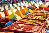 Voňavým a chutným dárkem pro blízké je rovněž koření. Dá se koupit na trzích i v kamenných obchůdcích, prodavači se často předhání, aby zákazníky přivedli právě do svého obchodu.